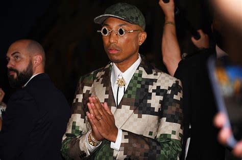  A Festa de Paris com Pharrell Williams: Música, Moda e um Touro Inesperado!