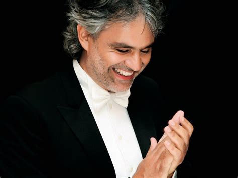  A Noite Mágica de Brescia: Uma Jornada Musical com Bocelli e um Gato Travesso!