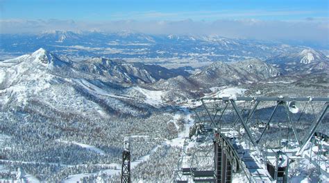 志賀高原スキー場 ツアー 雪の上の哲学：なぜ私たちは斜面を滑るのか？