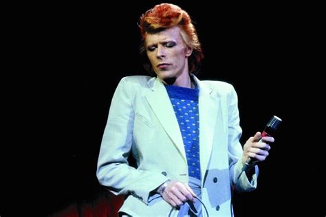 O Incrível Concerto de David Bowie: Uma Jornada Musical Através das Estrelas!